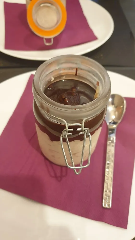 Mousse Noisette Avec Coulis de Chocolat